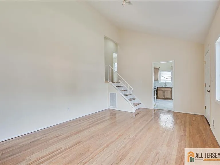 42 Hyde Ave — Photo 7