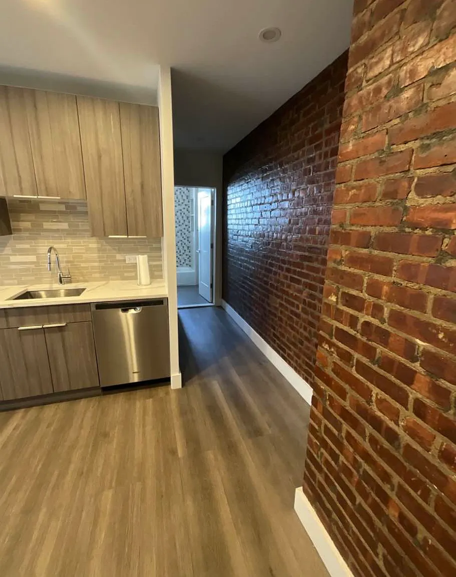 901 Avenue H — Photo 2