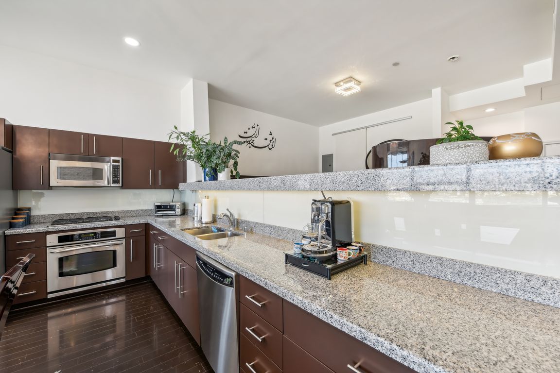 Wilshire Blvd 2404-014