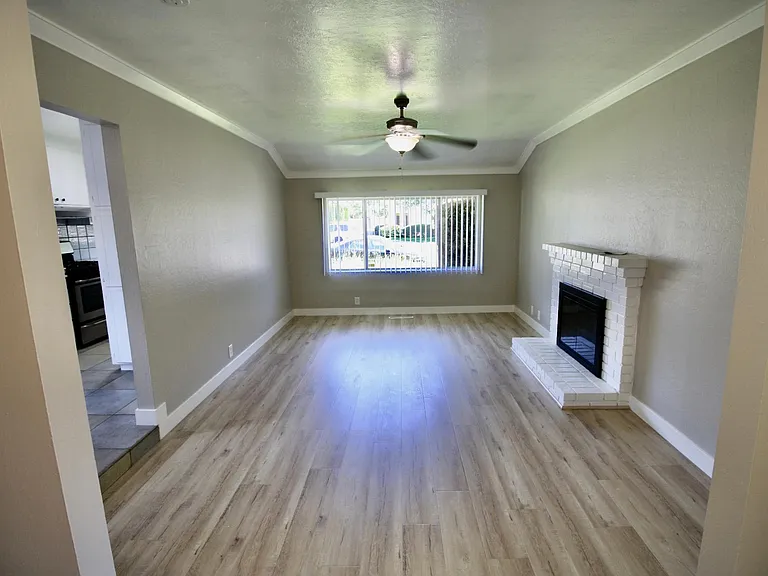 2085 La Con Ct — Photo 3