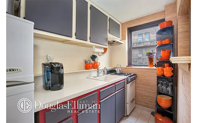 Sold by Douglas Elliman | media 22