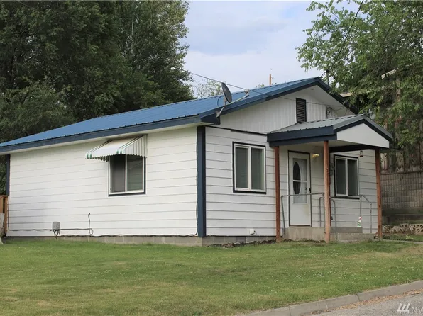17 E 1st St, Tonasket, WA 98855