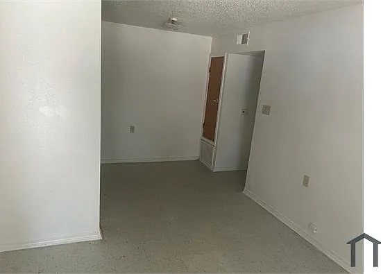 543 McGregor St S — Photo 4