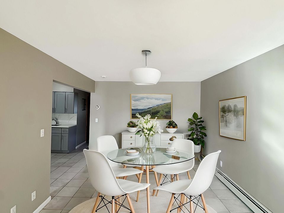 DINNING AREA (STAGED)