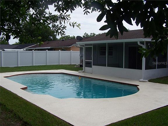 3rd image of 5143 Poinsetta Ave