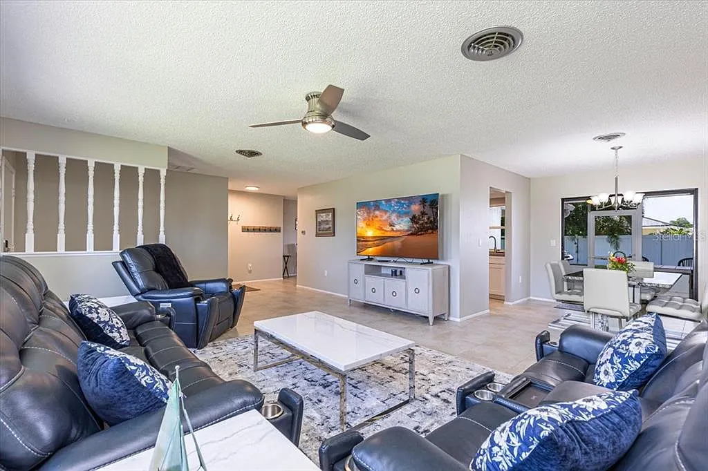 3 bed, 2.0 bath, 1676 sqft, $3,450 — Photo 2