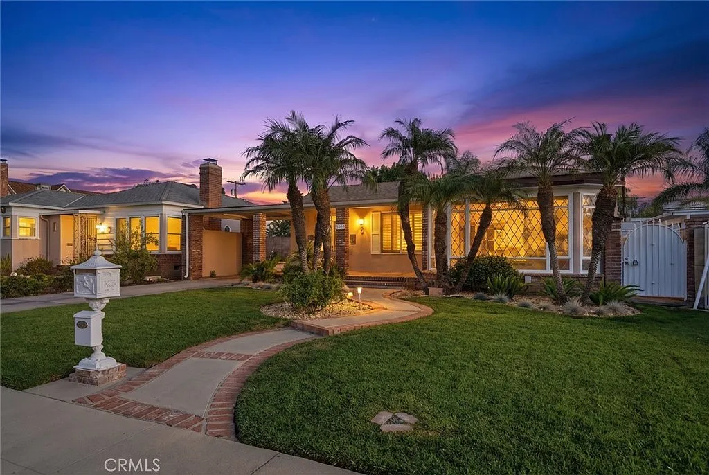 4 bed, 2200 sqft, $4,500 — Photo 1