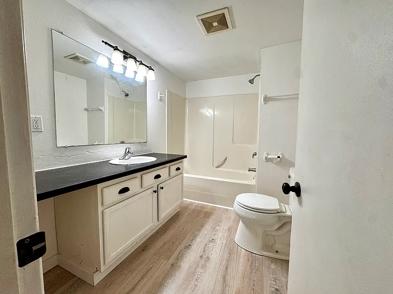 1409 W Railroad Ave #A — Photo 9