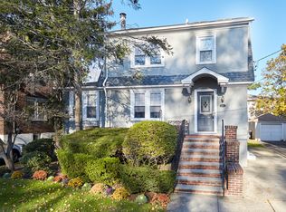 1068 Roselle Pl, Woodmere, NY 11598