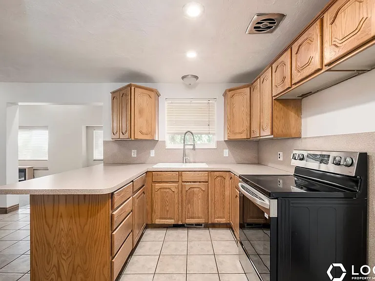 4247 S 2450 W — Photo 6