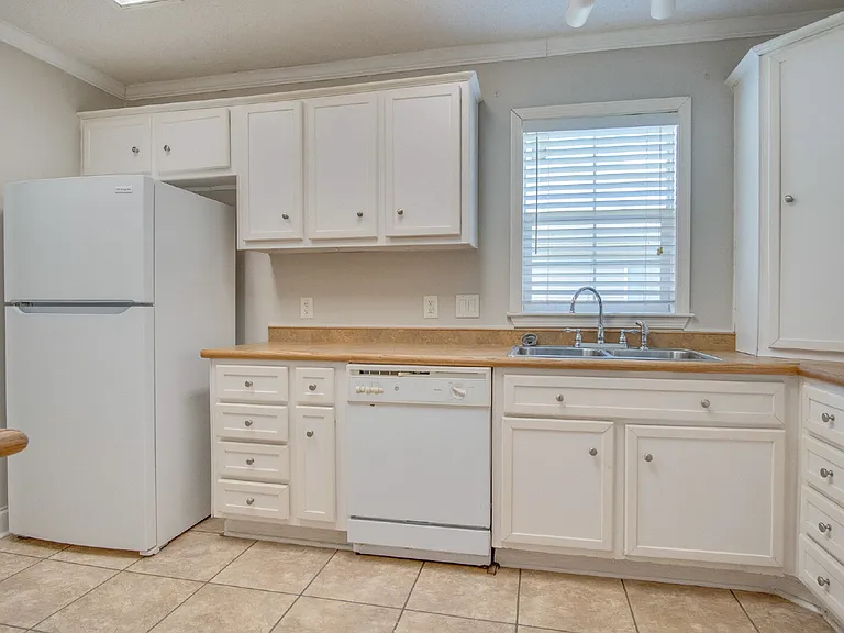 727 Bremen Ave — Photo 10