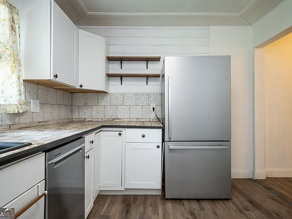 5th image of 64 Madison St