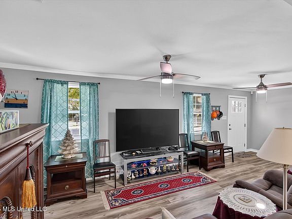 5th image of 259 Trout St