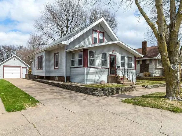 115 Magnolia St, Muscatine, IA 52761