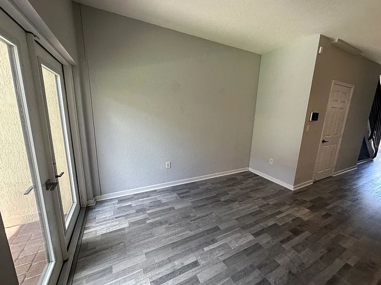 3211 SE 6th St — Photo 50