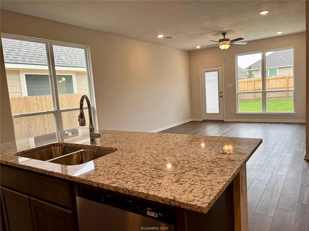 4 bed, 1954 sqft, $2,400 — Photo 3