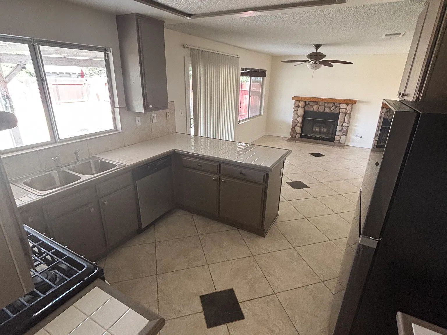 4 bed, 1890 sqft, $3,000 — Photo 4