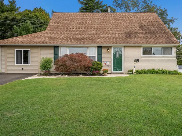 32 Towpath Rd, Levittown, PA 19056