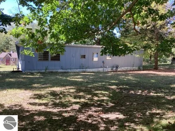 3003 Sequoia Ln, Weidman, MI 48893