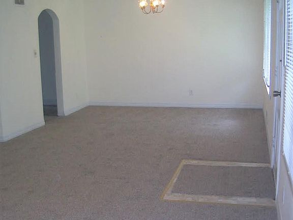 Living Room/Dining Area