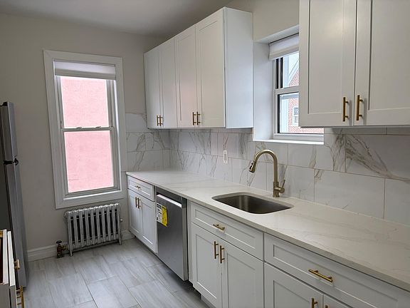 3rd image of 39 E 52nd St Floor 2