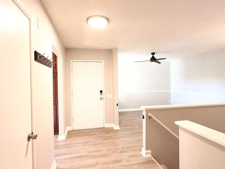 975 Barbizon Dr — Photo 4