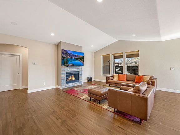5th image of 328 Oakwood Ave