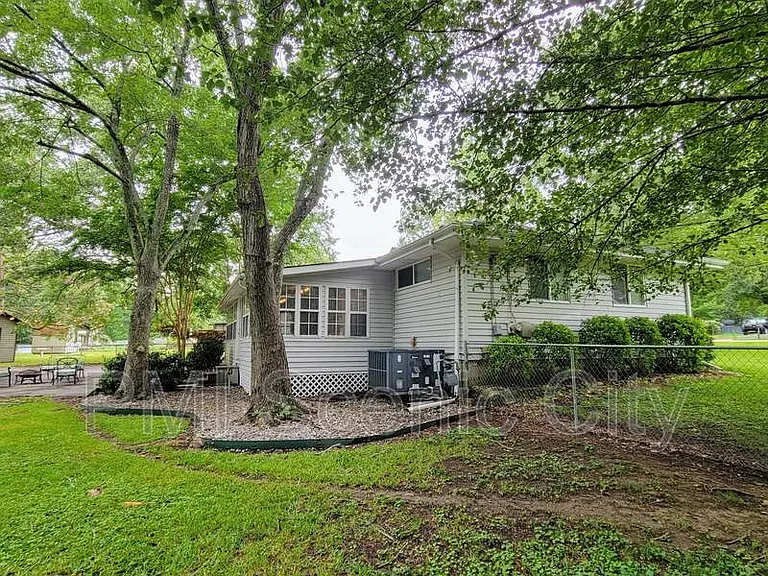 709 James Ave — Photo 24