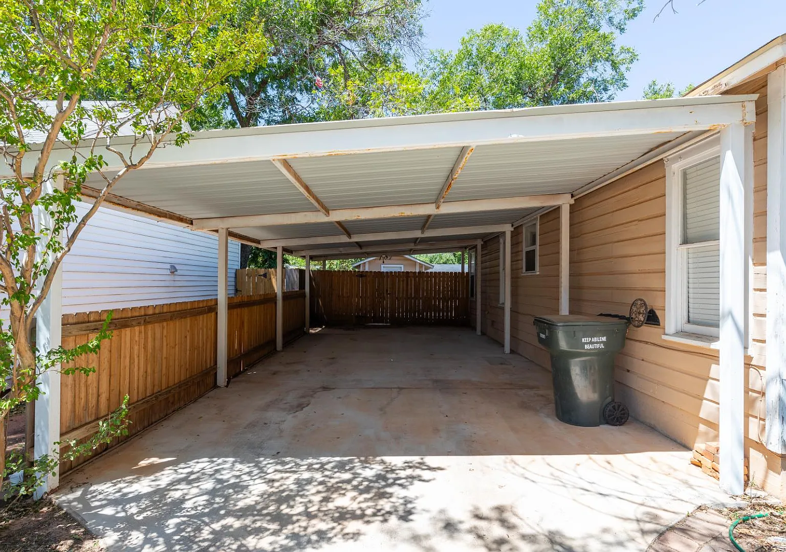1010 Albany St — Photo 4