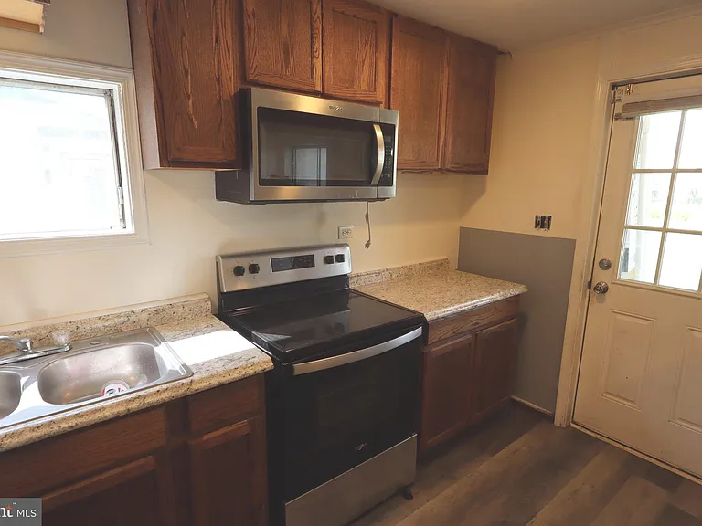 323 W North St — Photo 6