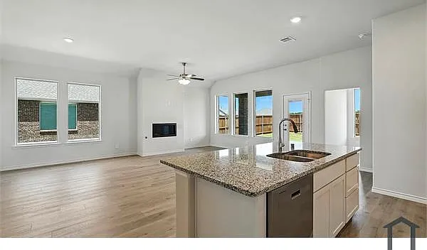 4 bed, 1935 sqft, $3,573 — Photo 4