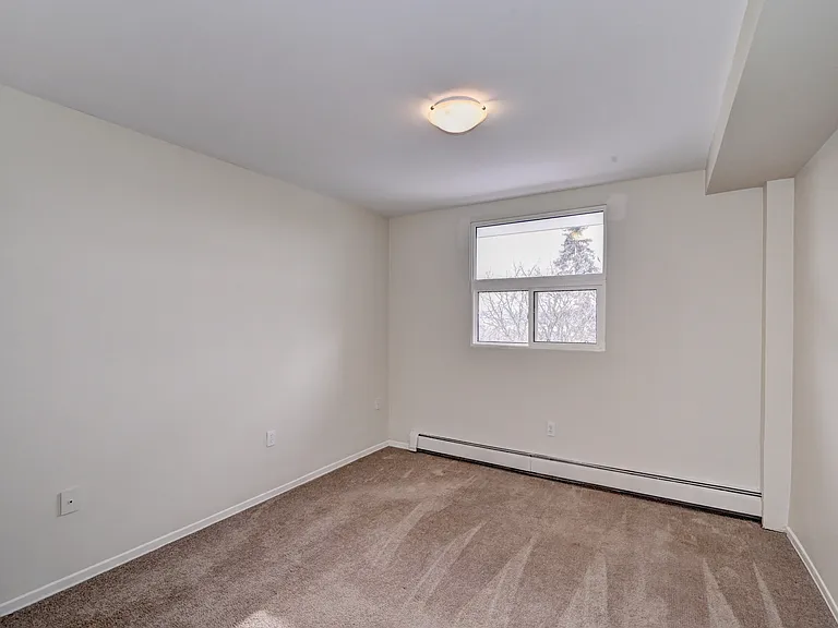 564 Durham Cres — Photo 13