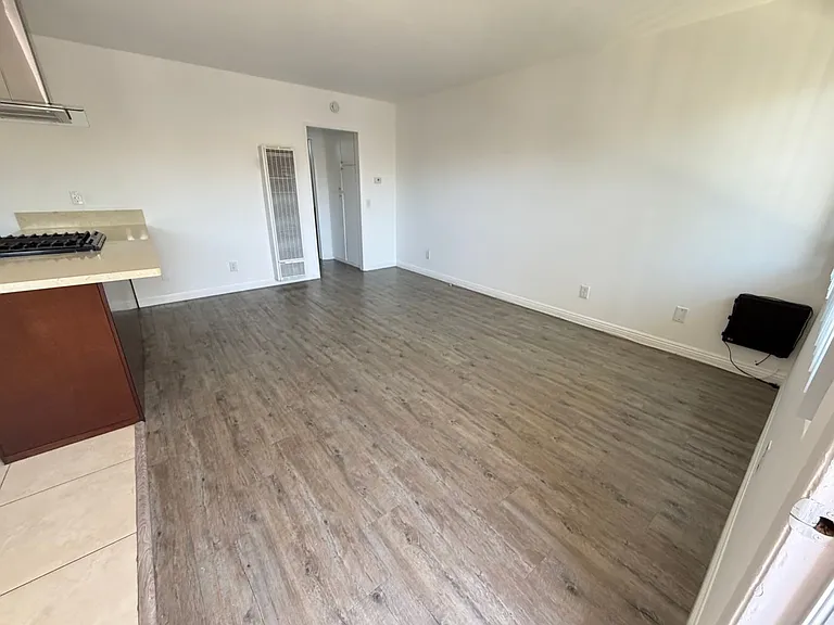 2210 Vanderbilt Ln — Photo 11