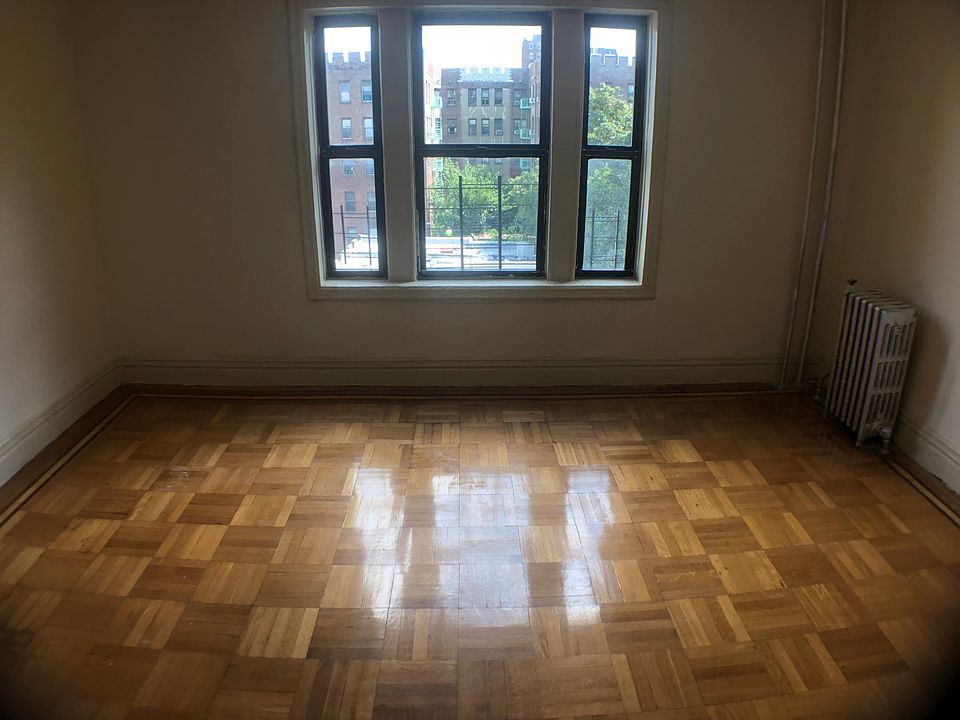1st image of 116 Bedford Park Blvd E #31