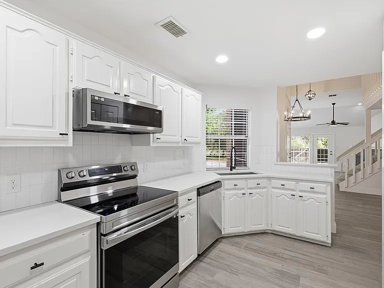381 Arbor Ln — Photo 8