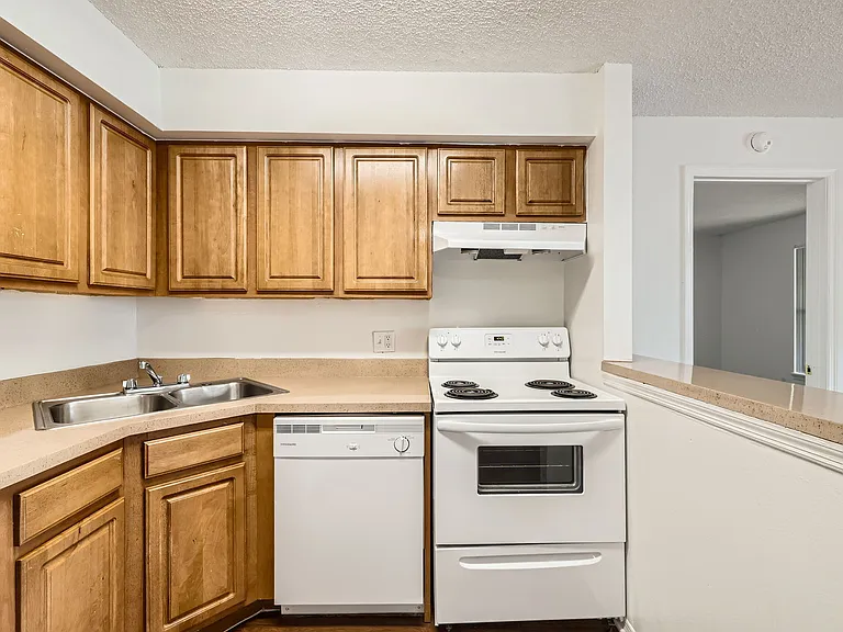 Golden Oaks — Photo 17