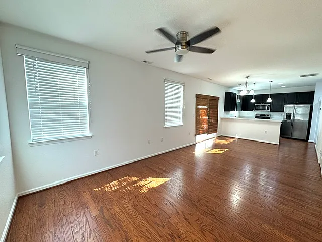 2 bed, 2.5 bath, 1350 sqft, $2,250 — Photo 4