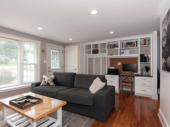 5th image of 233 N Knollwood Dr