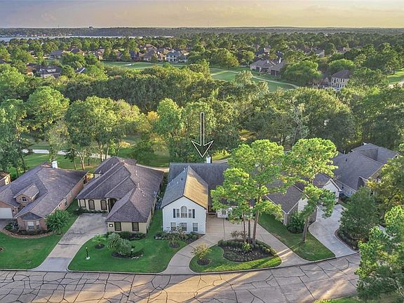 Located on #2 hole of the Weiskopf golf course in the heart of Bentwater!