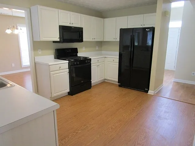 3 bed, 2.5 bath, 2664 sqft, $2,330 — Photo 3