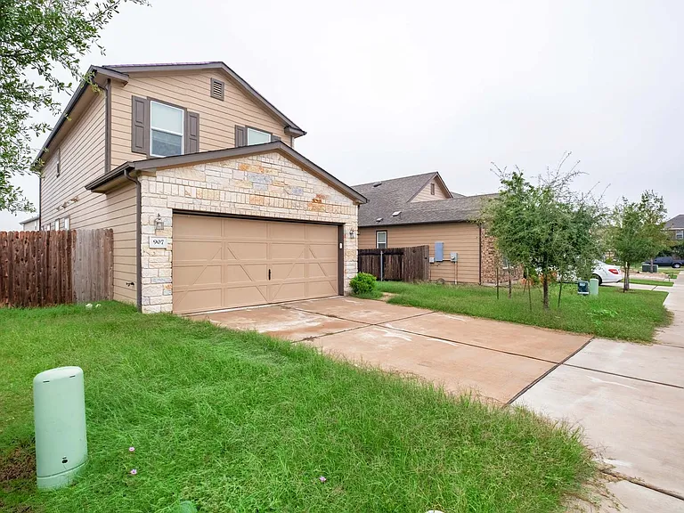 907 Solitude Dr — Photo 2