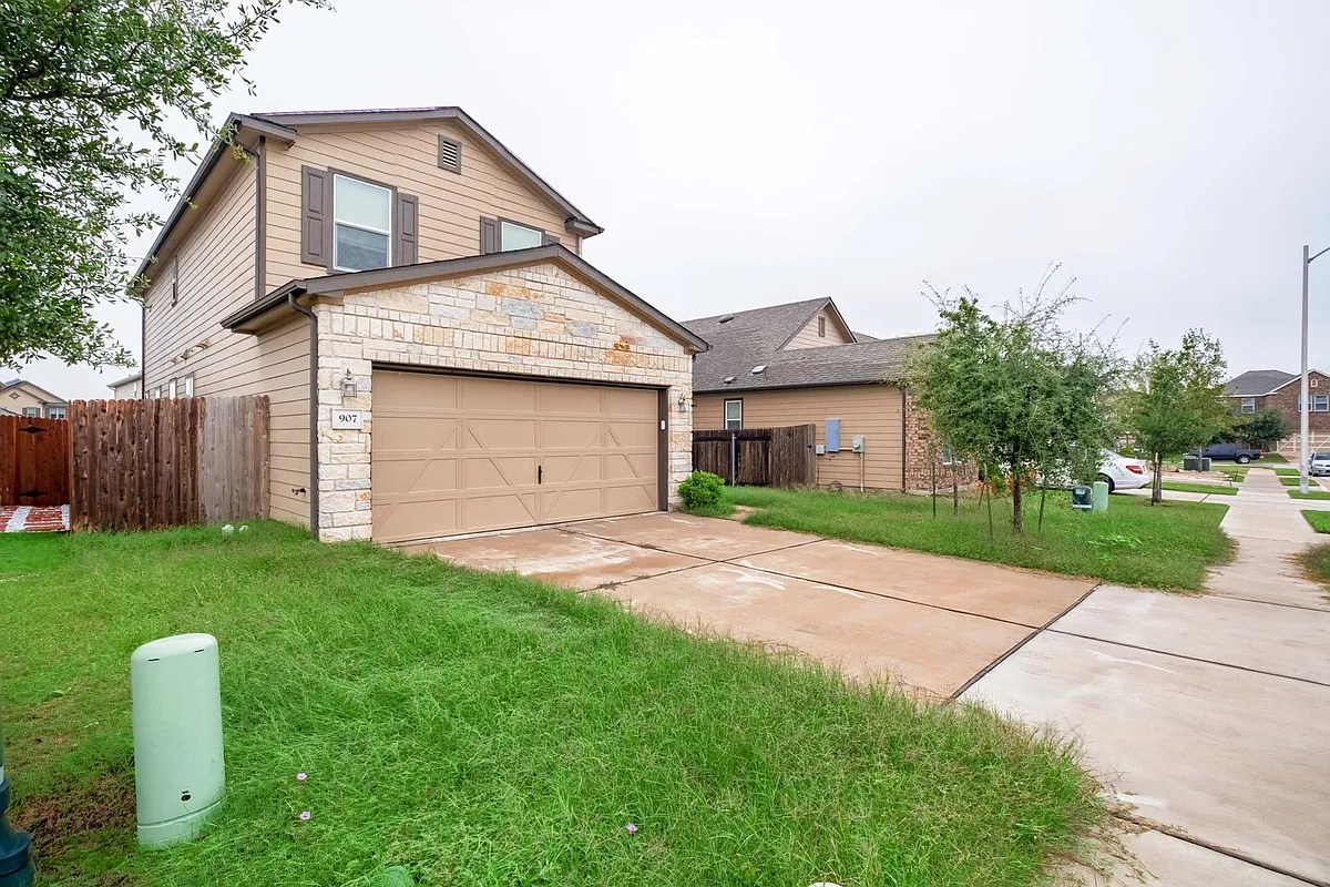 Building Photo - 907 Solitude Dr
