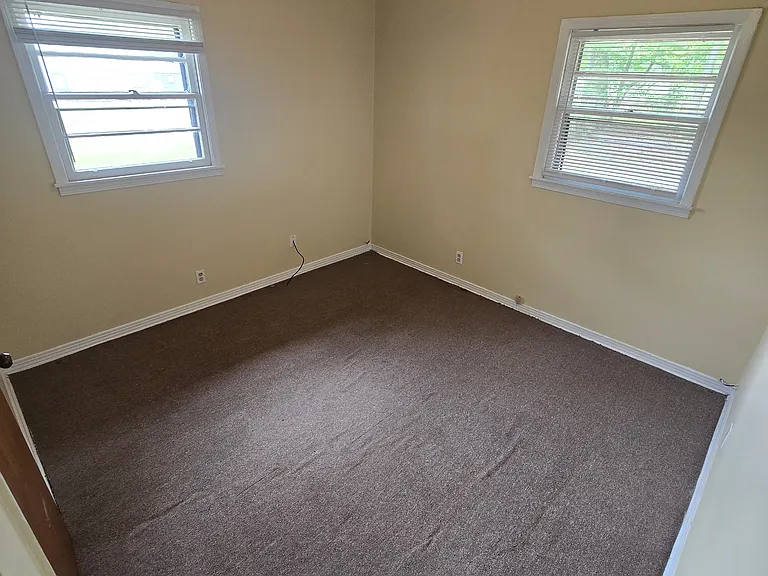 806 S Ussery St — Photo 4