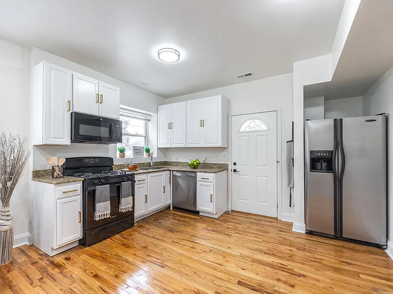 3800 W Ainslie St #1 — Photo 4