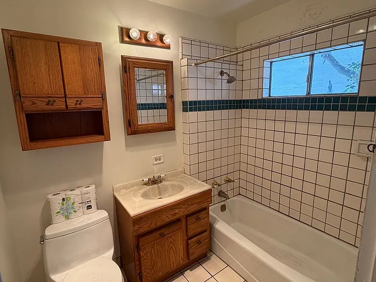635 E Victoria St — Photo 13