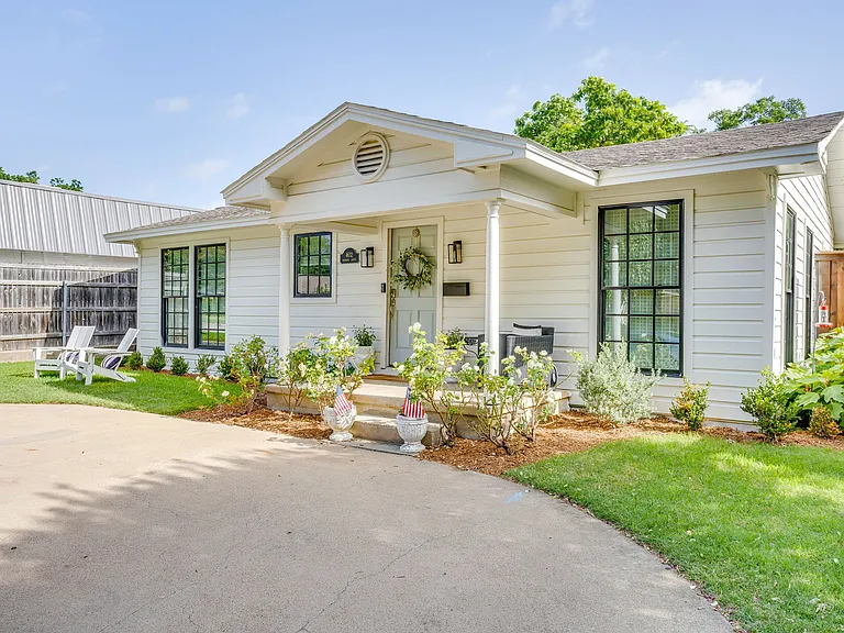 4632 Pershing Ave — Photo 3