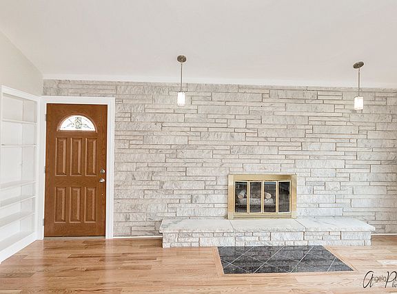 3rd image of 5553 W Oakdale Dr