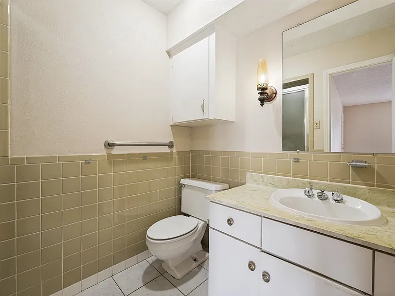 5838 Sandhurst Ln — Photo 10