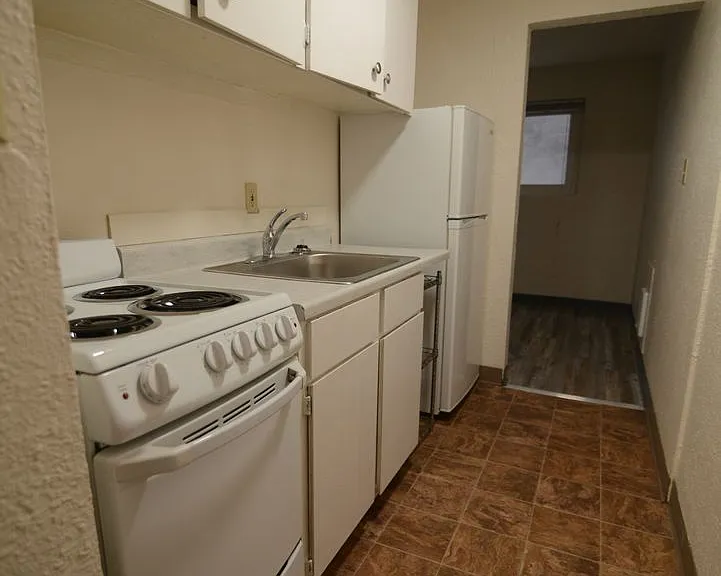 Melrose Court Apartments — Photo 7
