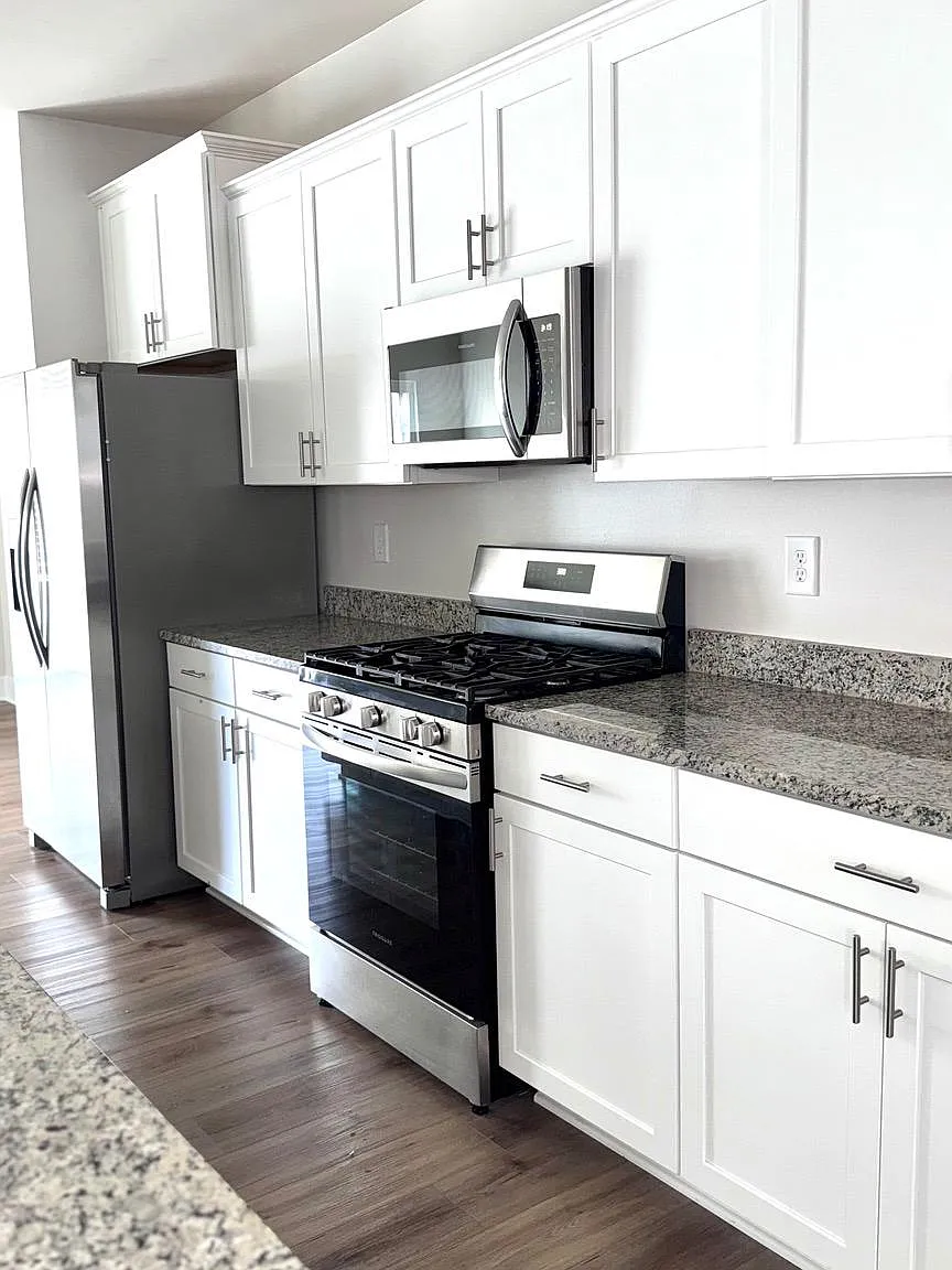 3 bed, 3.5 bath, 2412 sqft, $2,775 — Photo 4